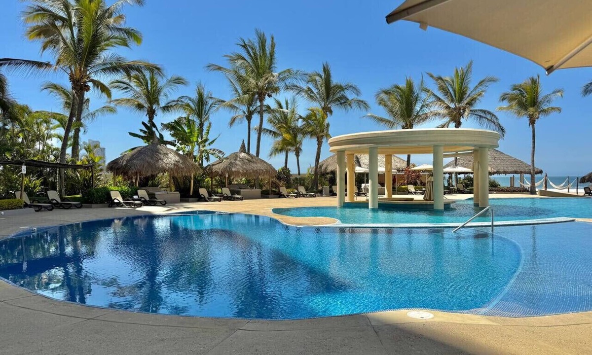 Quintas del Mar Apartment | Beautiful space by the beach and pool By Gps