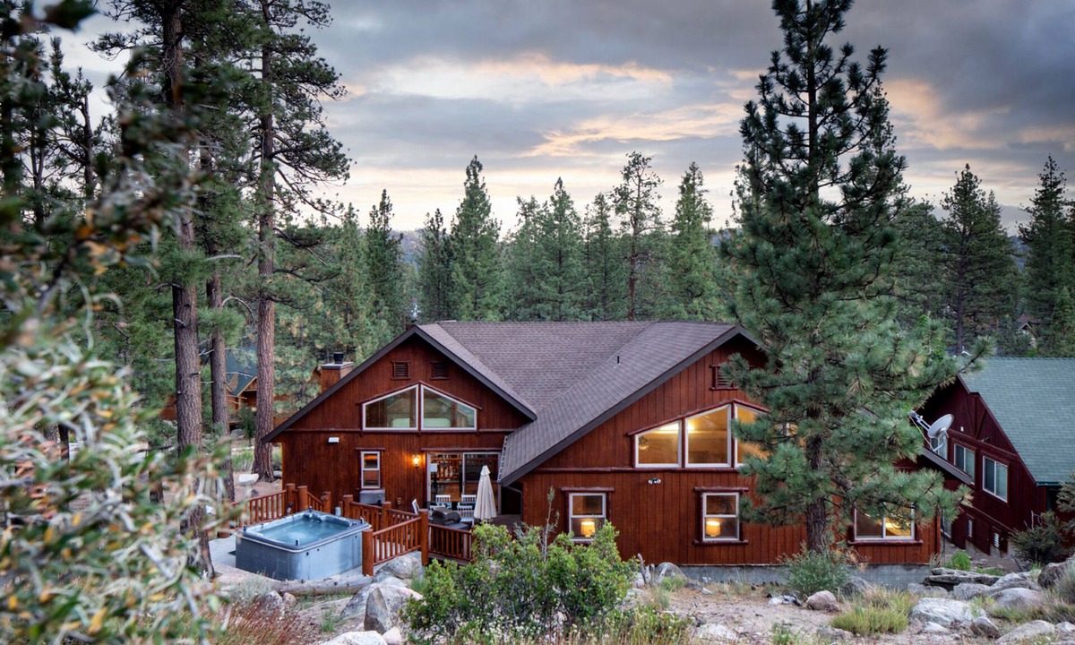 Eagle Mountain Estates Cabin | Bernard by AvantStay | Luxurious Cabin in Big Bear w/Hot Tub & Pool Table