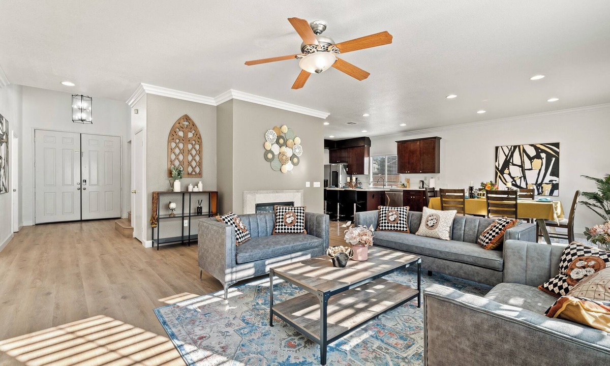 Eastvale Villa | Big&Bright Home near Airport/6BR4BA/10Beds/Quiet