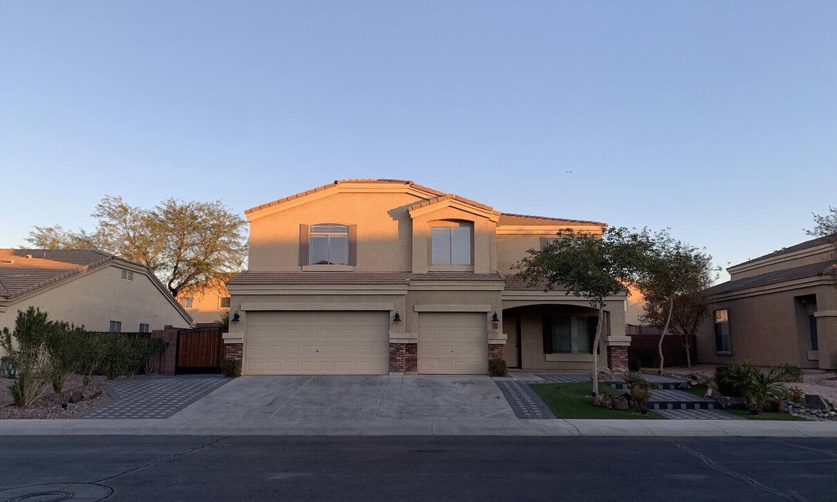 Sundance House | Big house with 7 rooms, 7 car parking, 7 min to freeway.