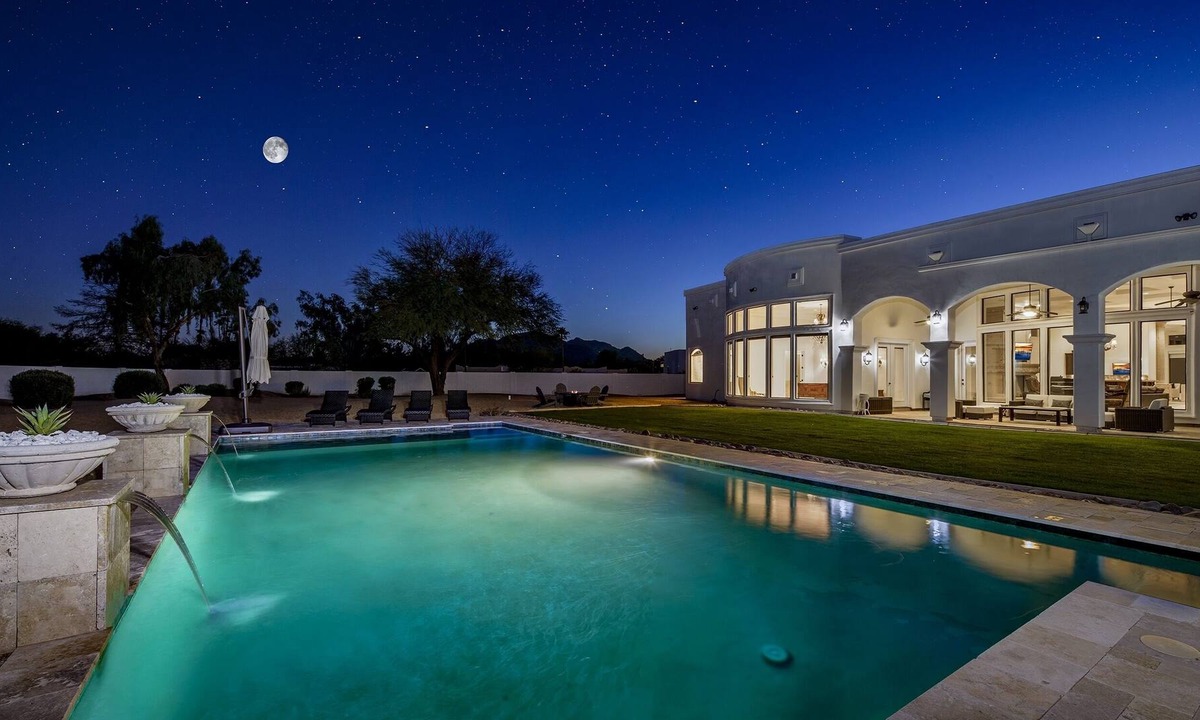 Country Club Acres House | Breathtaking Paradise Valley Estate - Sleeps 10 - Pool -Chef's Kitchen - Theater