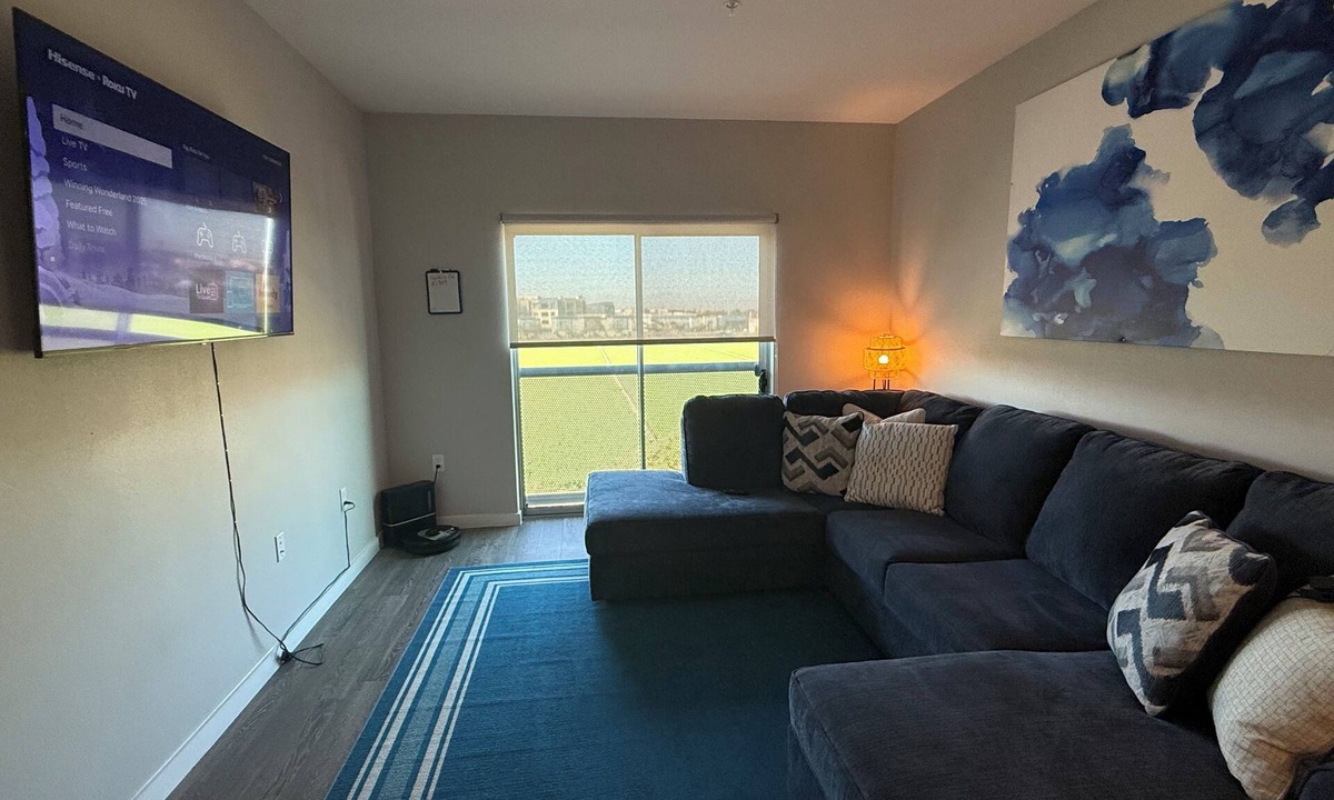 Glendale Apartment | Bright 2-bedroom Apt in Westgate, Walk 8 min to Statefarm Stadium w/attraction.