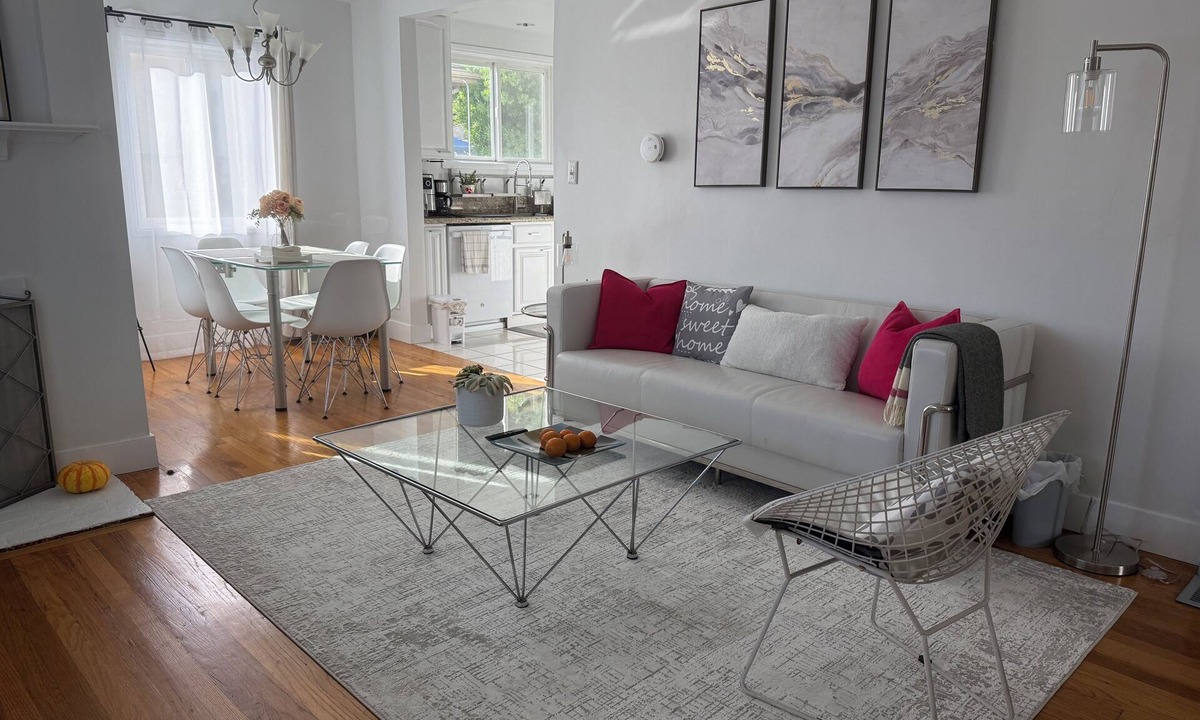 Palms House | Bright & Serene West LA Home, easy access to UCLA, Santa Monica & Attractions.