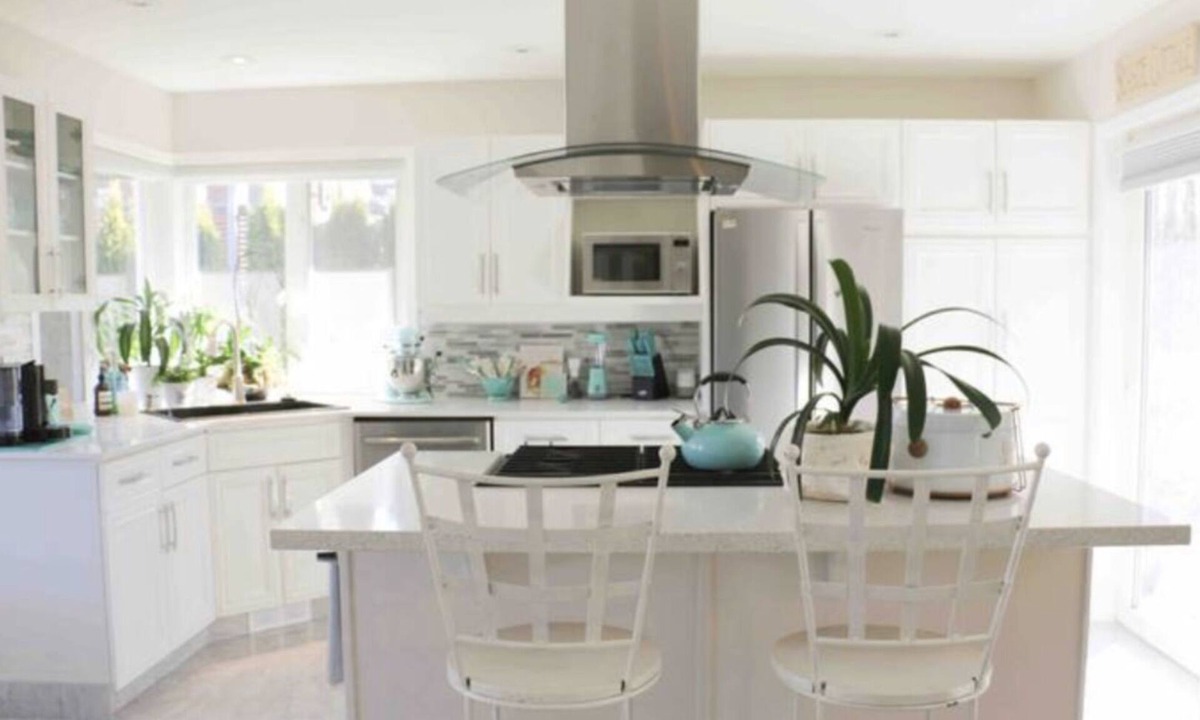 Brackendale House | Bright & Spacious Riverside House in Quiet Squamish Neighbourhood W/Hot Tub