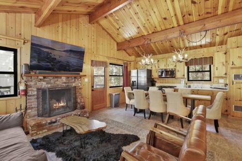 Big Bear Lake House | Bruin Chalet Big Bear~ Cozy Single Level Retreat Cottage~
