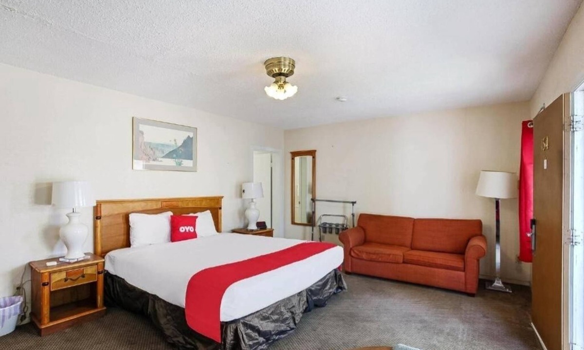 Yuma Hotel | Budget-Friendly Room with Queen Bed Near Yuma International Airport - 2.2 miles