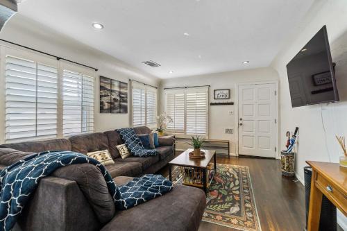 Park West House | Bungalow Downtown Easy Airport Access Family Friendly