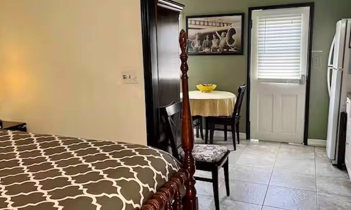 Burbank Cottage | Burbank 30+ Day Rental Private Quiet Guest House Warner Bro & St Joseph & NYFA