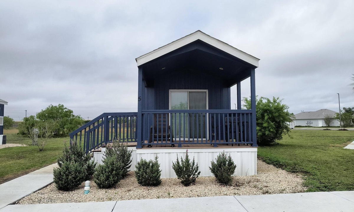Los Fresnos Cabin | Cabin 1 with Inclusive Resort Amenities - Cabin with Inclusive Resort Amenities