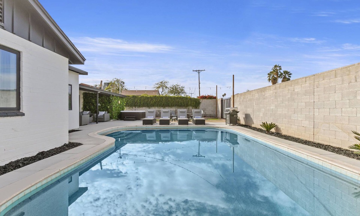 Papago Parkway House | Cactus Cooler Resort > Heated Pool > Jacuzzi > Chef Kitchen > 1.5m to Downtown!