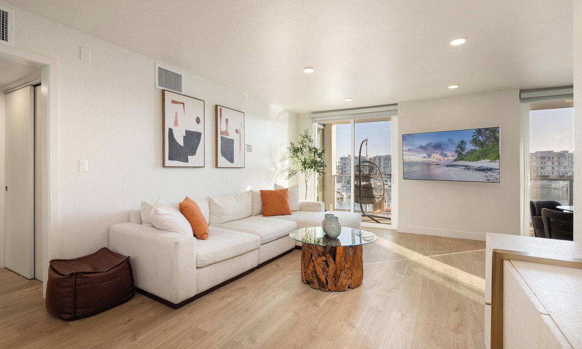 Marina del Rey Apartment | Cannelia' 2BD 2BA Full Marina View Gym, 1Gig WiFi, Pool and Jacuzzi