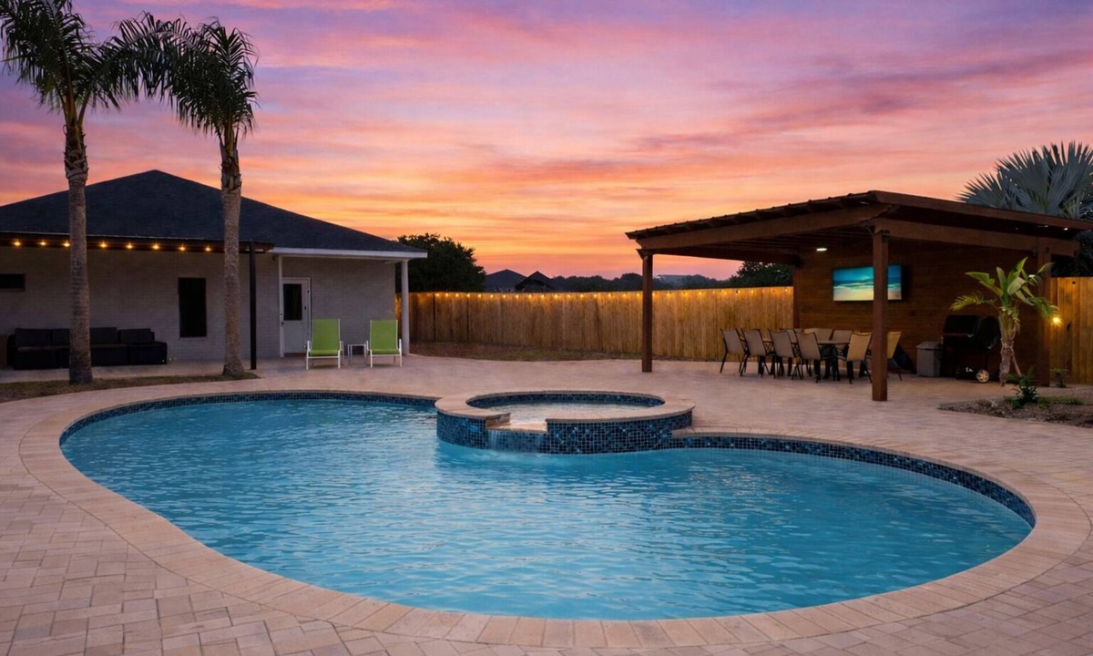 Pharr House | Casa Aaron, Large Pool, Game Room, Spacious Backyard with Palm Trees, 3 Bedrooms