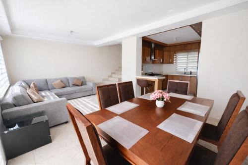 Linares House | Casa amplia, 3 recámaras, patio y estacionamiento