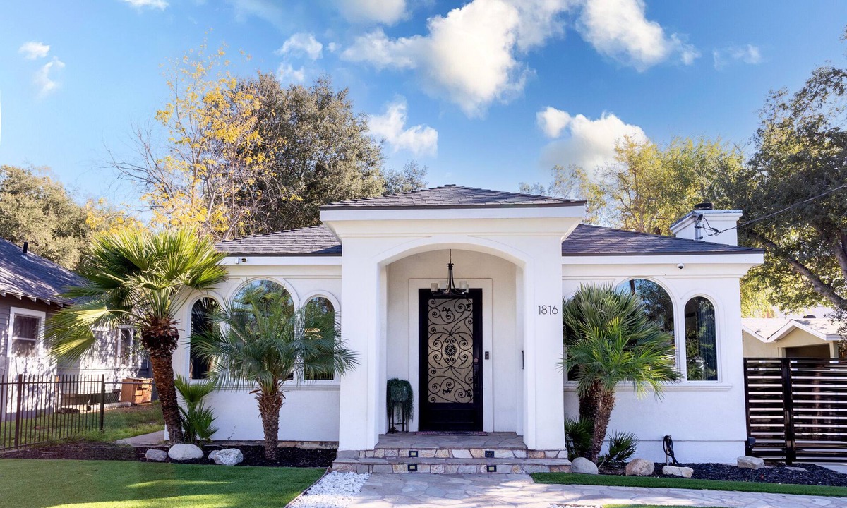 North Central House | Casa Blanca- 4BR Spanish villa near the Rose Bowl- Chefs kitchen Sleeps 8