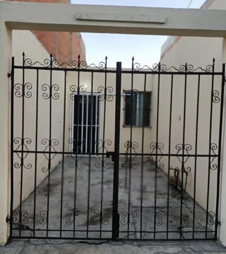 Soledad de Graciano Sanchez House | Casa con cochera