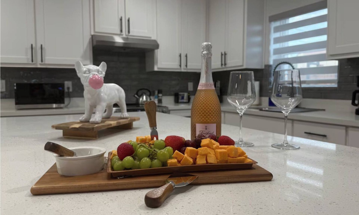 McAllen House | Casa de Arte @ Downtown McAllen shop, dine & relax 4 Bedrooms/3.5 Bathrooms