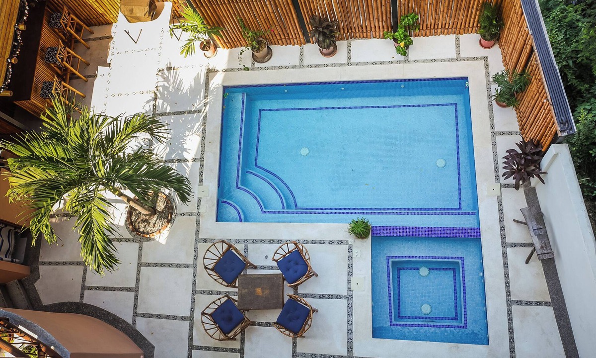 Zihuatanejo Apartment | Casa Linda - Ground floor 1 bed Seaside apartment in Zihuatanejo with pool