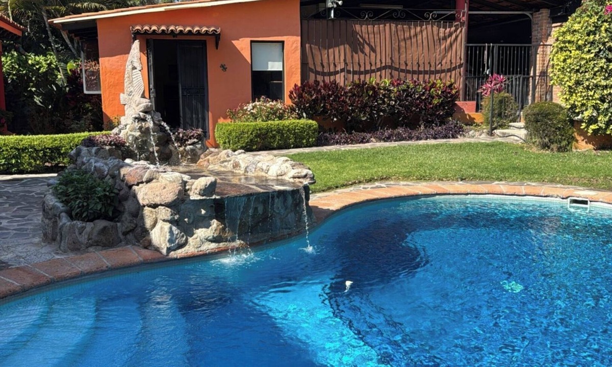 Ajijic House | CASA MANDERINA nnBeautiful private garden area with large heated pool.