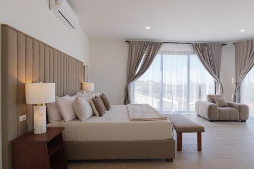 San Antonio de las Minas Villa | Casa Olmo with Jacuzzi, King Beds, AC, and TVs near Wineries