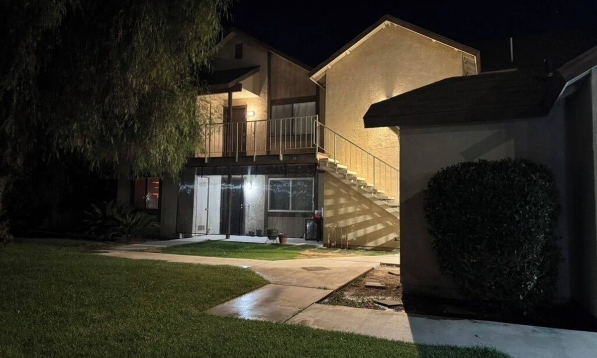 Bakersfield Apartment | Charming 2-bedroom upper apartment in a quiet Bakersfield neighborhood with AC