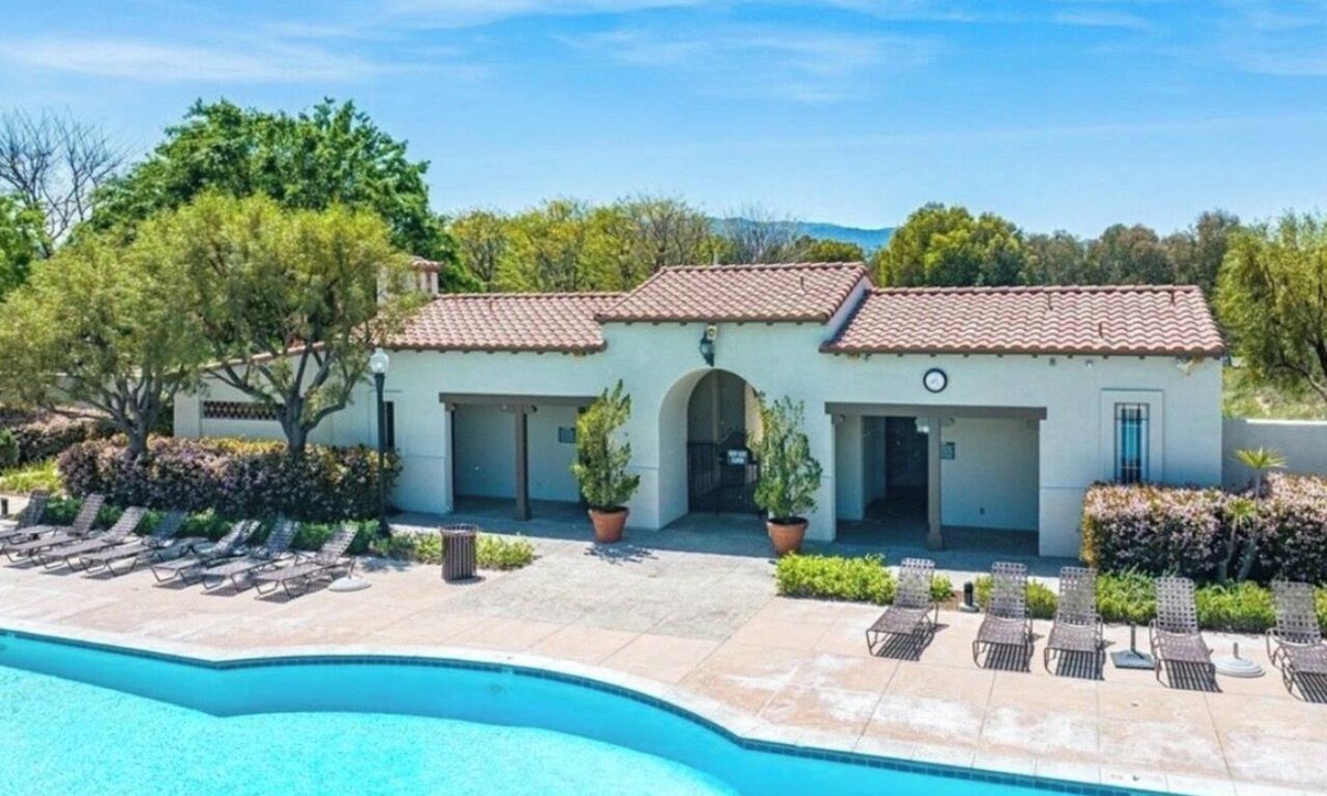 Valencia House | Charming 3-bedroom house in amazing Santa Clarita with AC