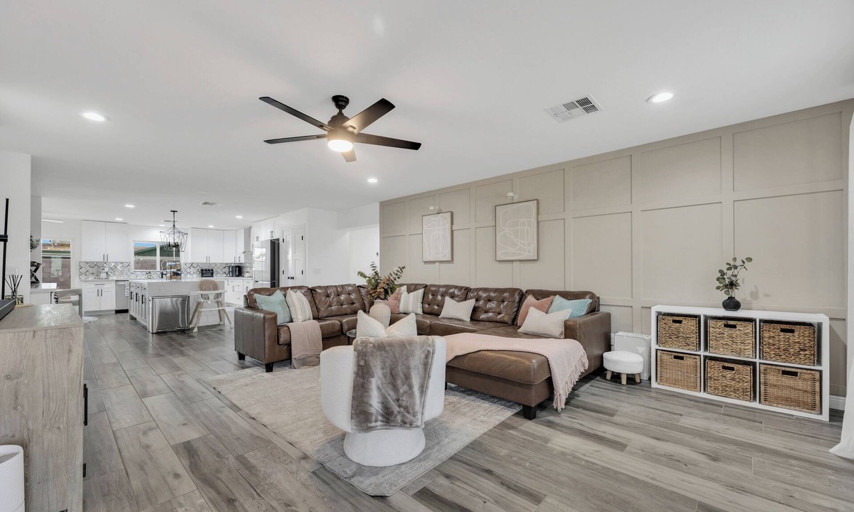 Optimist Park SW House | Charming 4 bedroom home near ASU with a office space & outdoor playground
