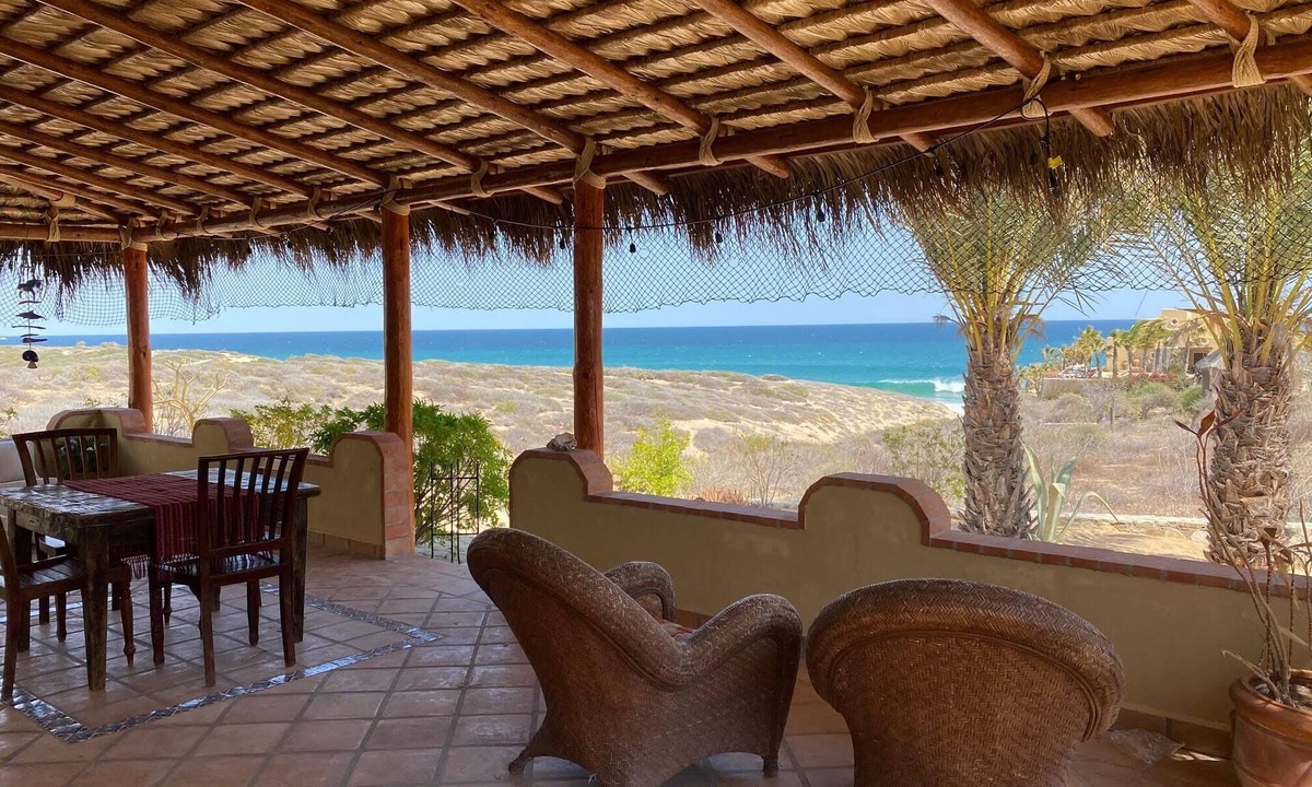 Vinorama House | Charming Beach Bungalow with Ocean View, Starlink and AC!
