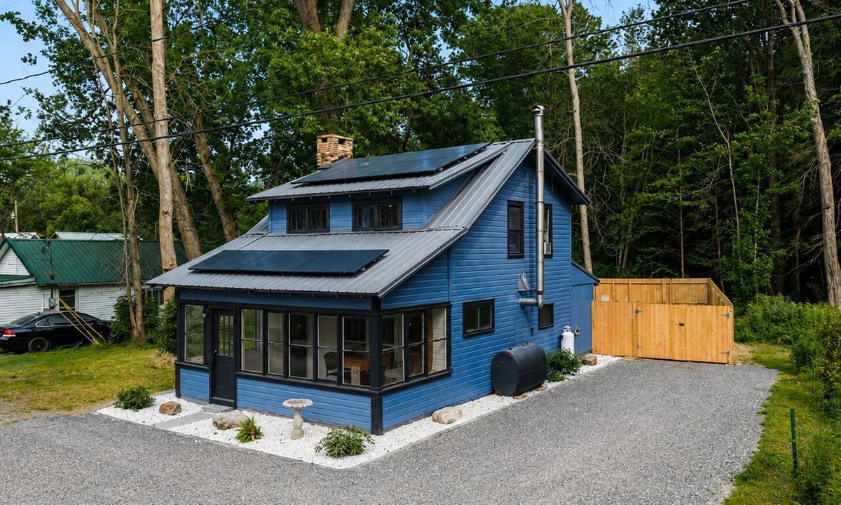 Maple View House | Charming Cottage by Lake Ontario | Firepit + Yard