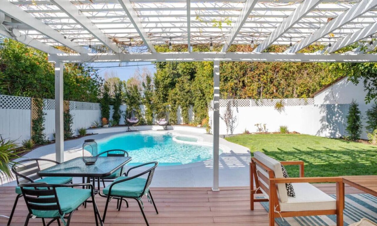 Sherman Oaks House | Charming home Universal pool hot tub