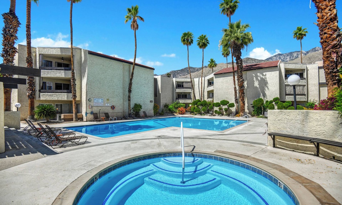 Deepwell Estates Condo | Charming pool side condo on the beautiful south side of Palm Springs. n