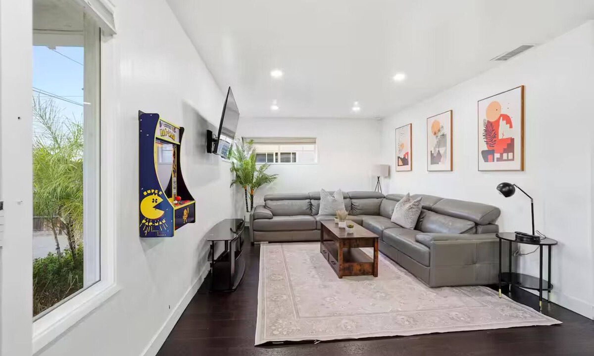 Hawthorne House | Chic 3BR for 8-10 Near LAX/Beach/SoFi, Games & TV+