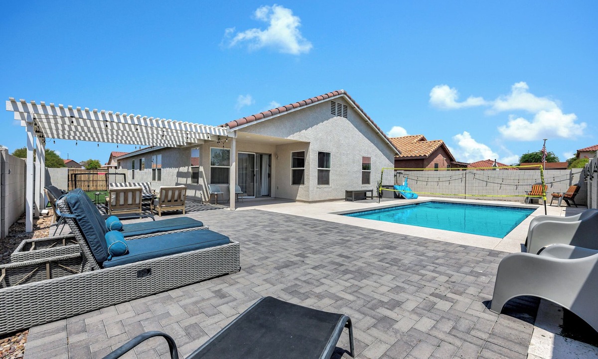 Maryvale House | CHILL & CHEER - FREE HEATED POOL NEAR STADIUM