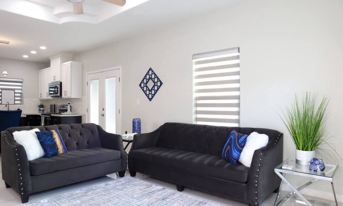 Edinburg Apartment | Clase Azul Executive Suite