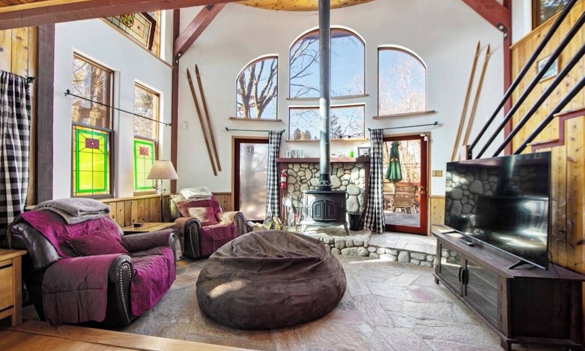 Green Valley Lake Cabin | Classic two-story cabin & loft with fast WiFi, wood stove & balcony - ski nearby