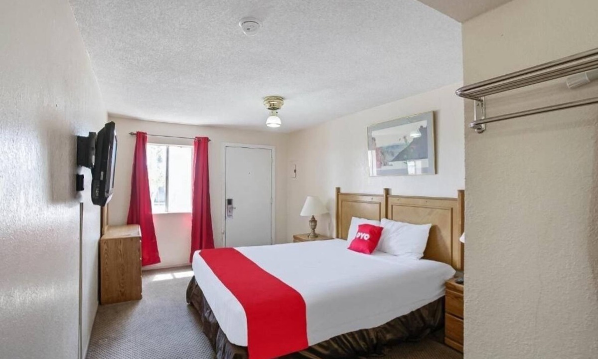 Yuma Hotel | Clean and Affordable Space w/King Bed, Outdoor Seating, & BBQ Facilities
