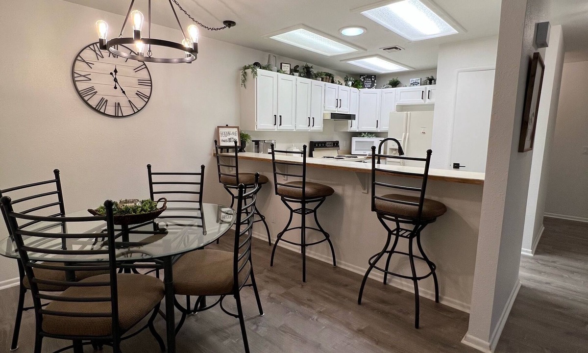 Lake Havasu City Condo | Clean and Comfy! Close to Lake+ London Bridge 2bdrm 2 Bth Kitchen, Pool+Hot Tub