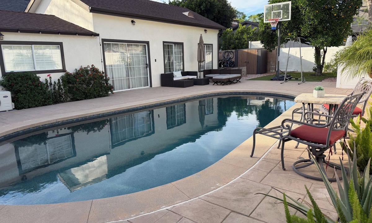 Valley Glen House | Clean, Bright & Comfortable Pool Home w/separate Poolhouse Studio