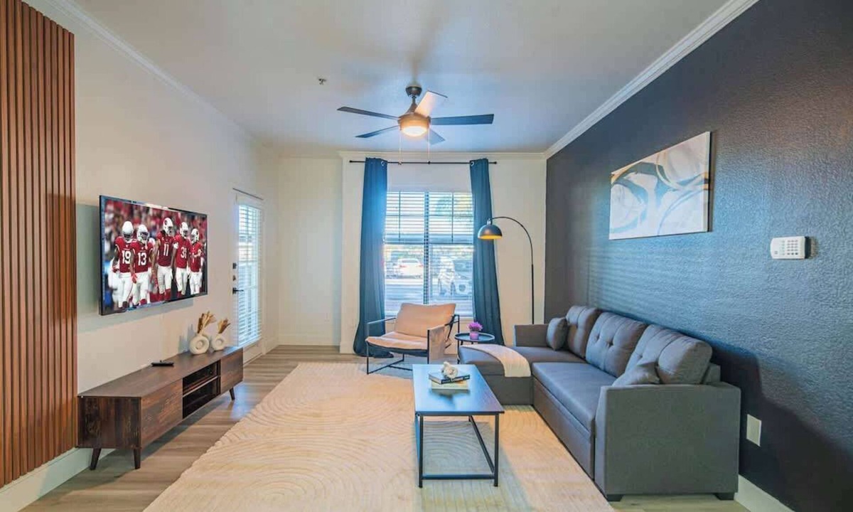 Glendale Sports and Entertainment District Apartment | Close To Westgate Stadium | Pool Parking Gym W/D