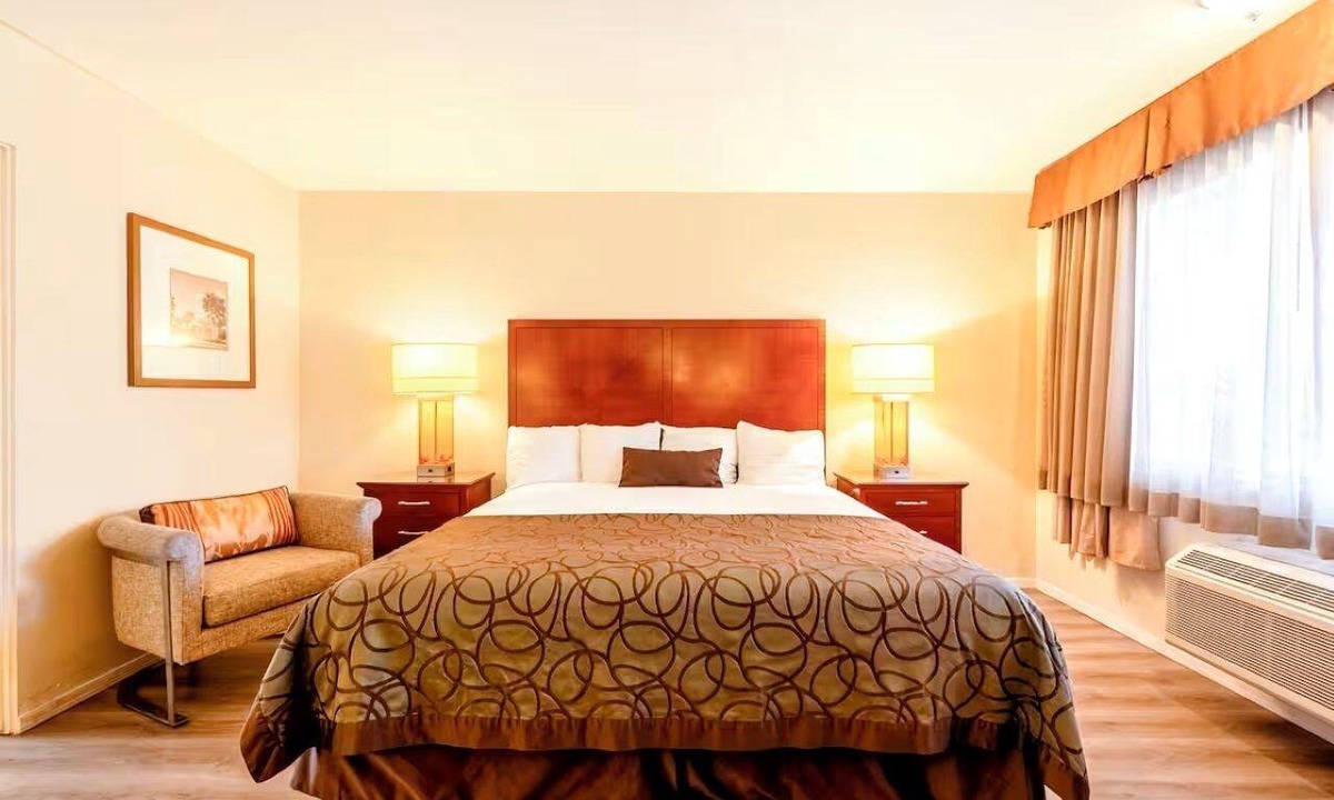 Yuma Townsite Hotel | Close to Yuma Heritage Attractions | Deluxe King Bed Suite | Gym 24/7 Available