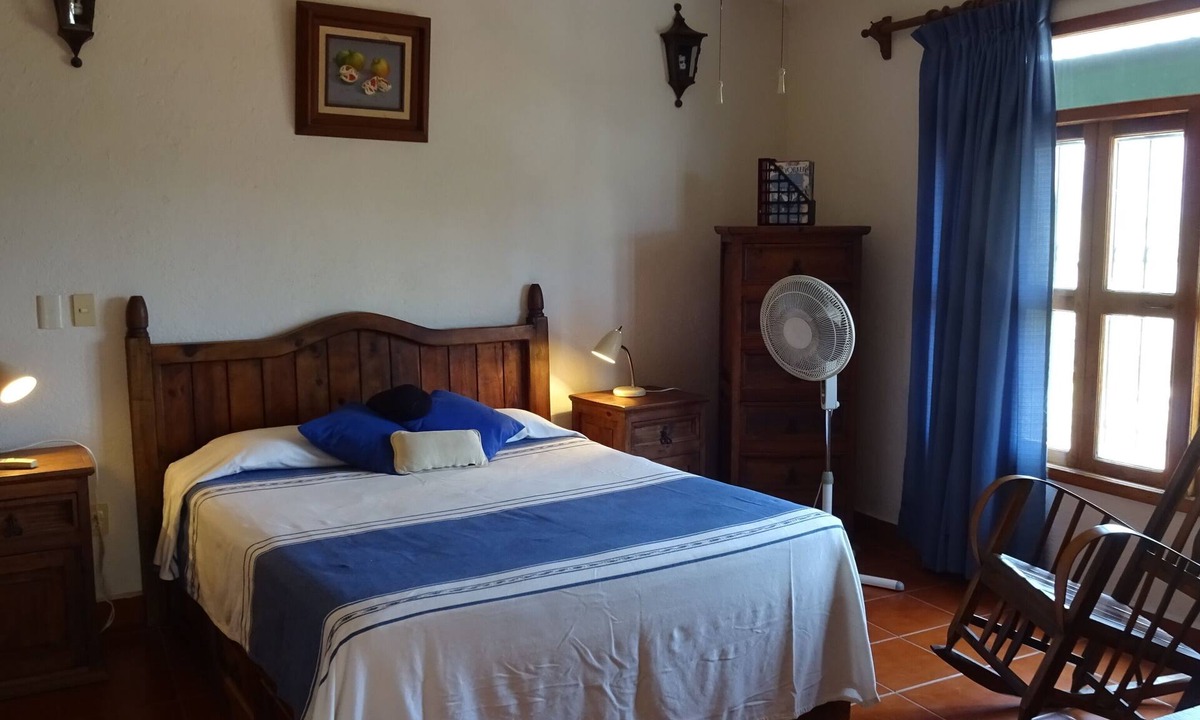 Zihuatanejo House | Comfort and privacy a short walk from Playa La Ropa