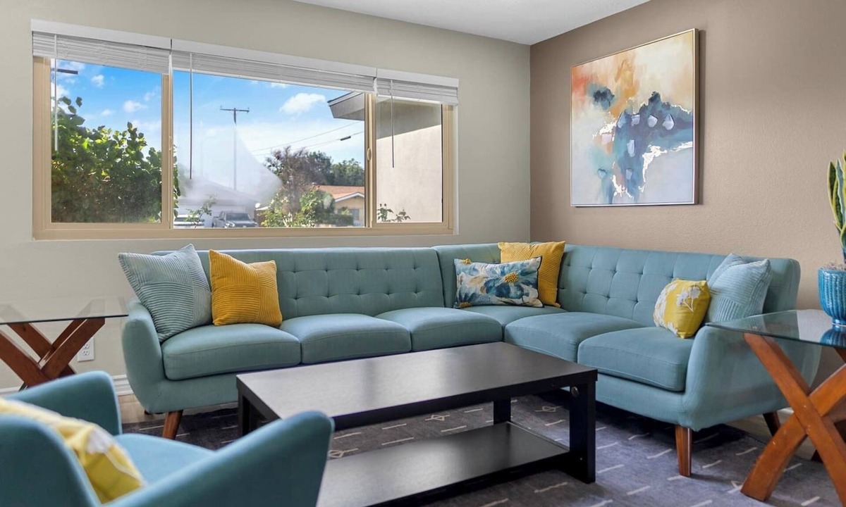 Loma Linda House | Comfortable 3BR home in Loma Linda with three queen beds, two workspaces, fast Wi-Fi, in-unit laundry, garage parking, and a back patio. Ideal for insurance housing, corporate groups, medical professionals, and 30+ day stays.