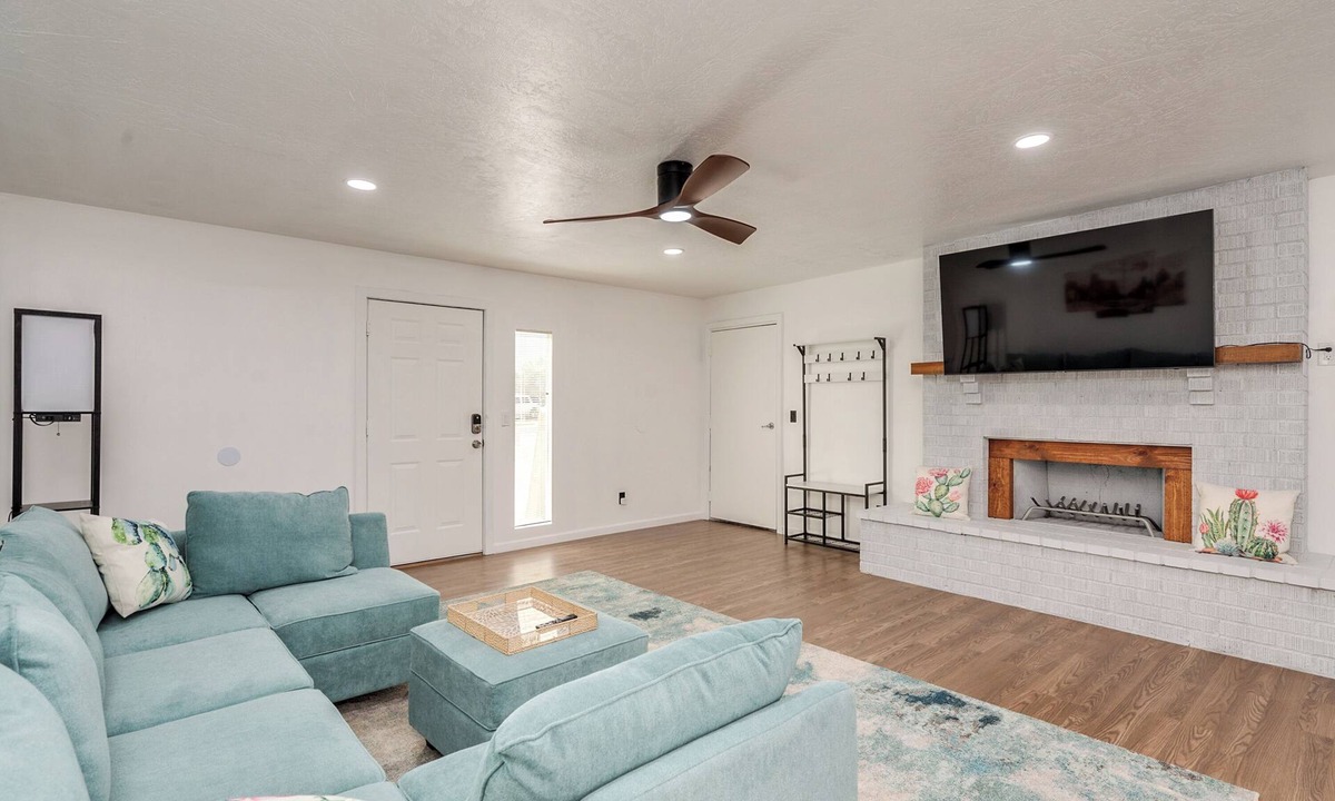 South Harrison House | Comfortable and Stylish 4-bedroom with Pool in Eastside Tucson - 10 guests