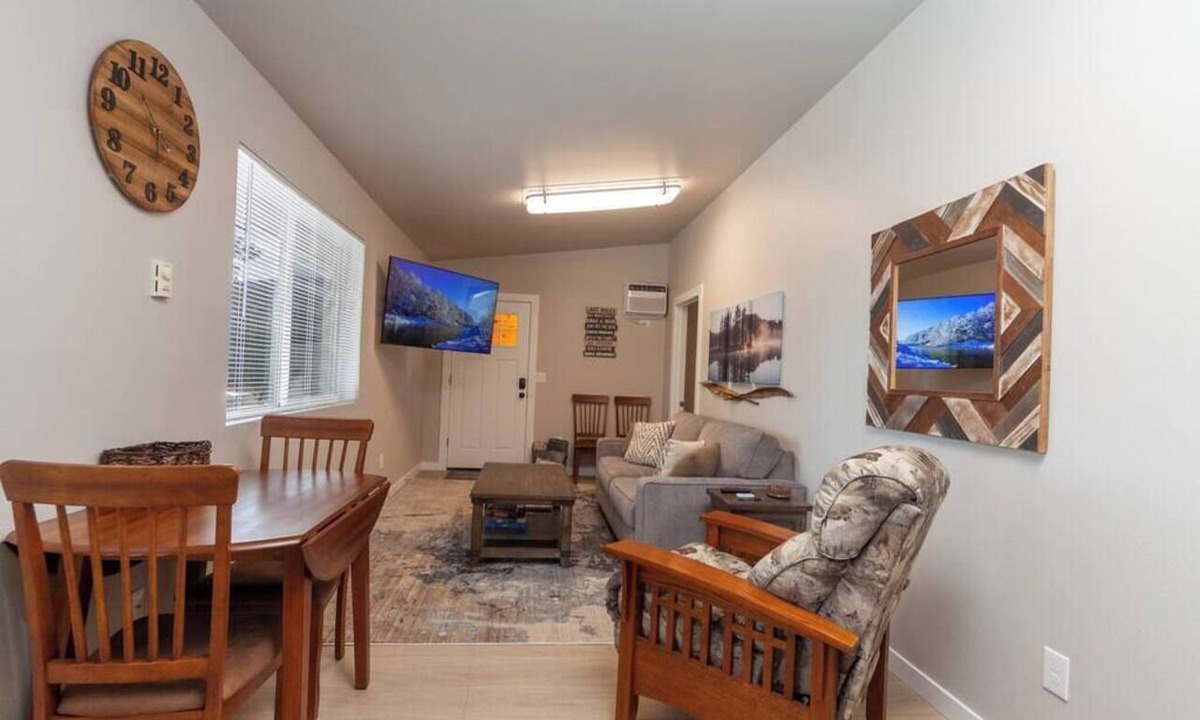 Valley House | Comfortable Duplex Unit - Beautiful Lake Views!