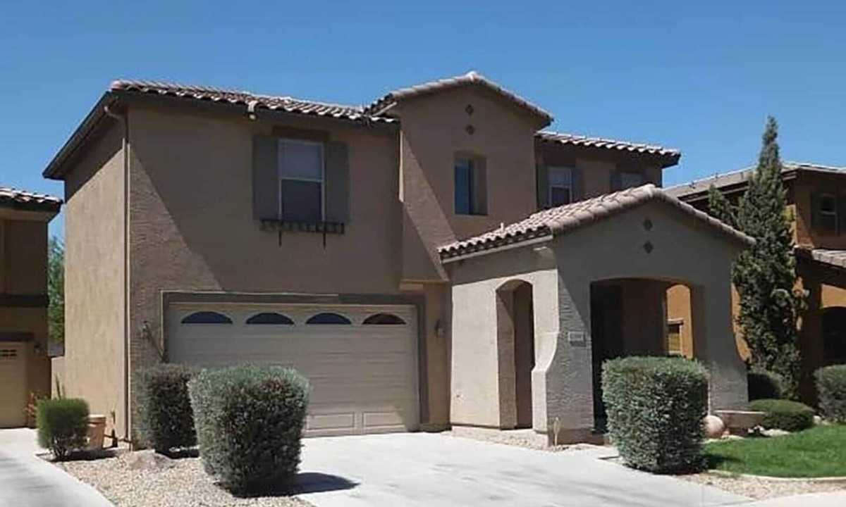 Glendale House | Comfy two-story home close major venues.