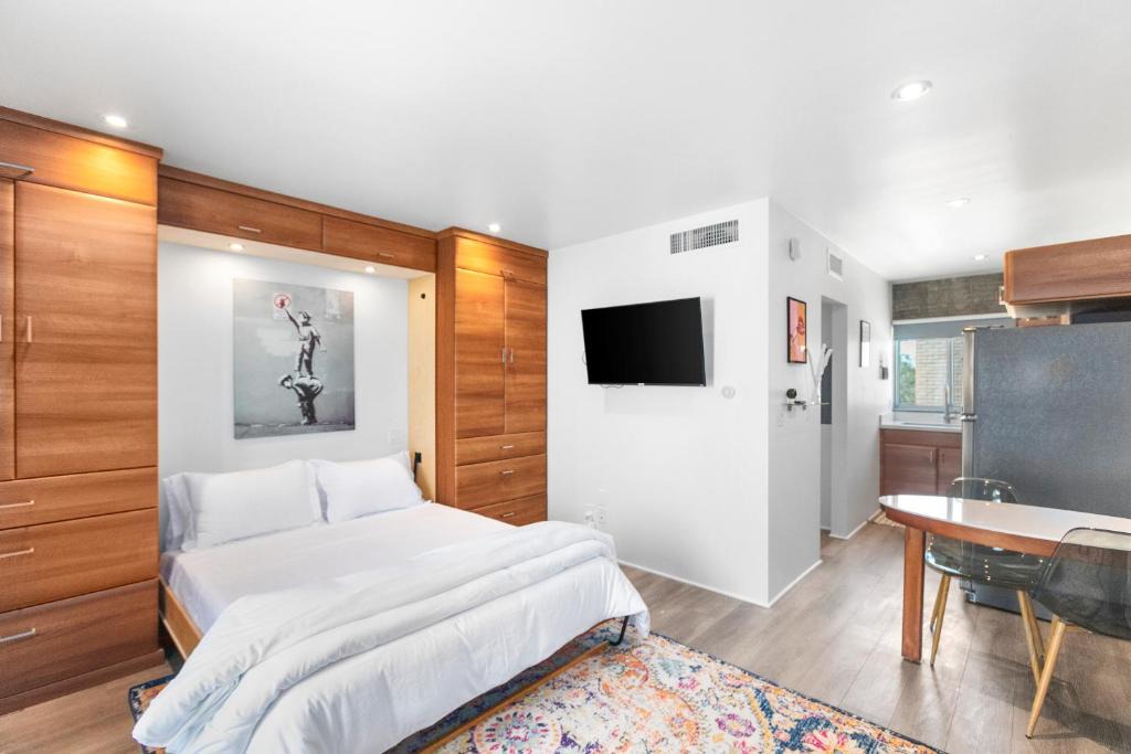 Roosevelt Apartment | Compact Urban Living in DTPH, Pool & parking