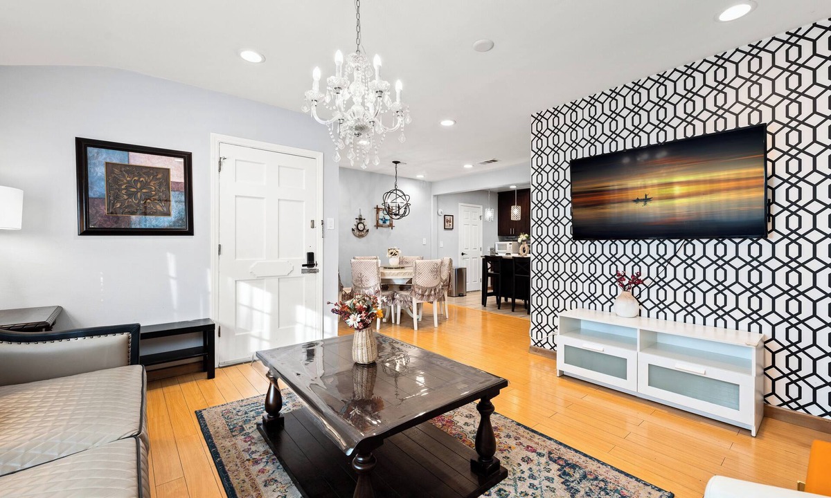 Mayflower Village House | Convenient Home Easy Access to LA,Near Pasadena&210 Fwy