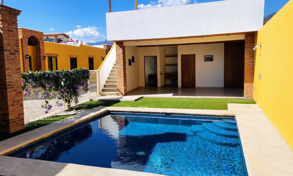 Riberas del Pilar House | cozy 2 bedroom 2 bathroom lake house in artsy Ajijic with fiber internet
