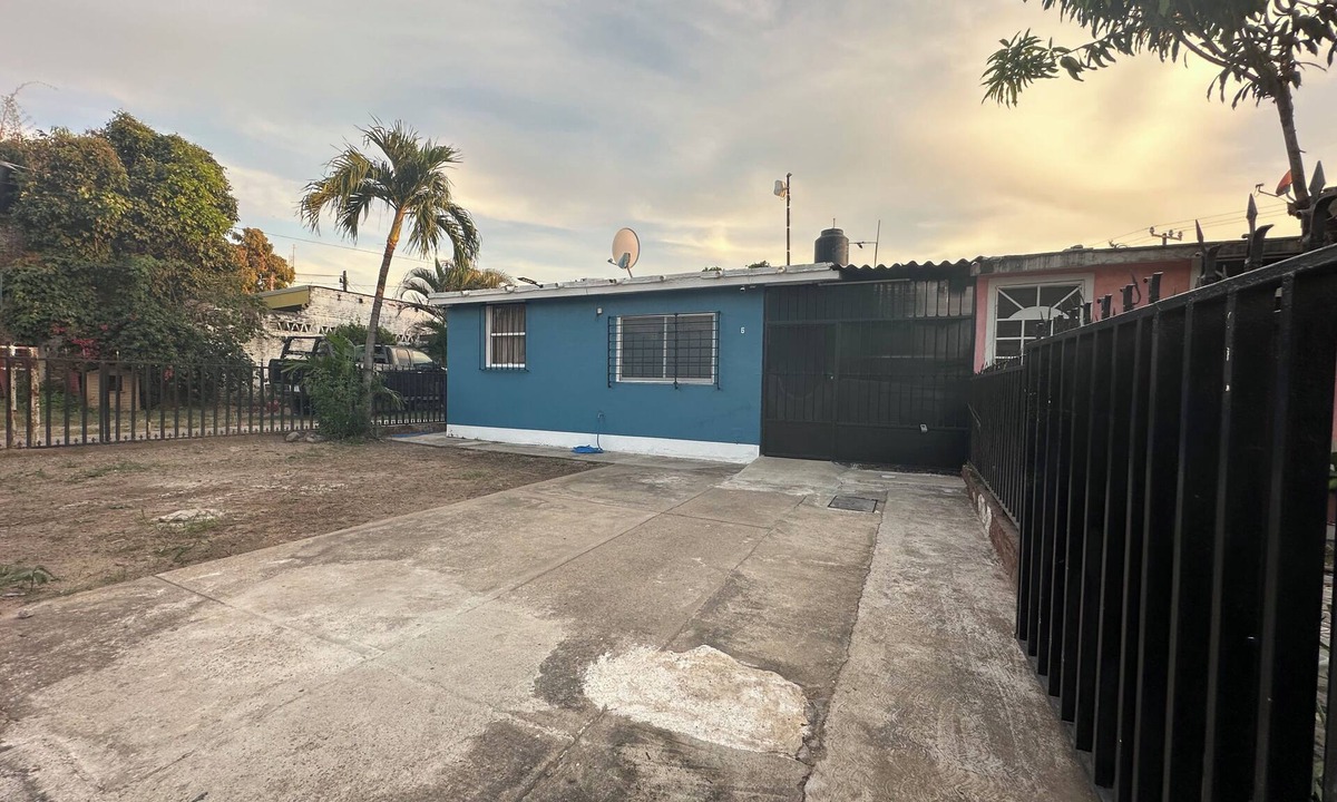 Casimiro Castillo House | Cozy 2-bedroom house in lovely La Resolana with AC