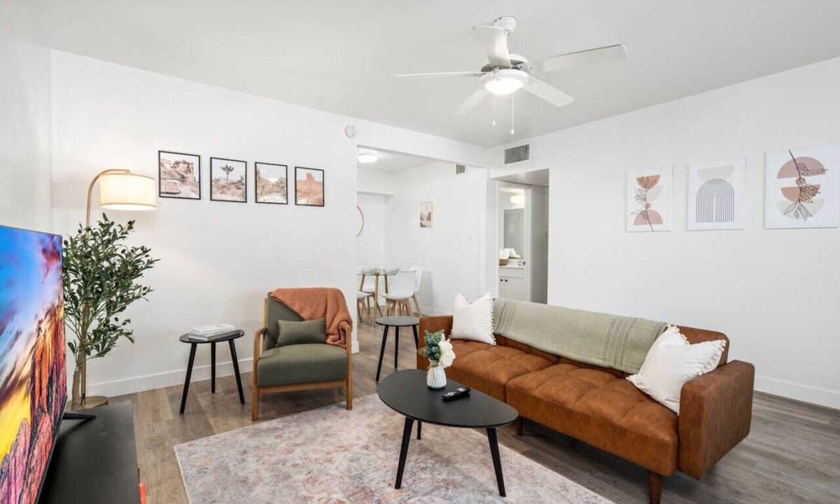 Alhambra Apartment | Cozy 2BR|10 Mins to DT PHX|Parking + W/D Included!