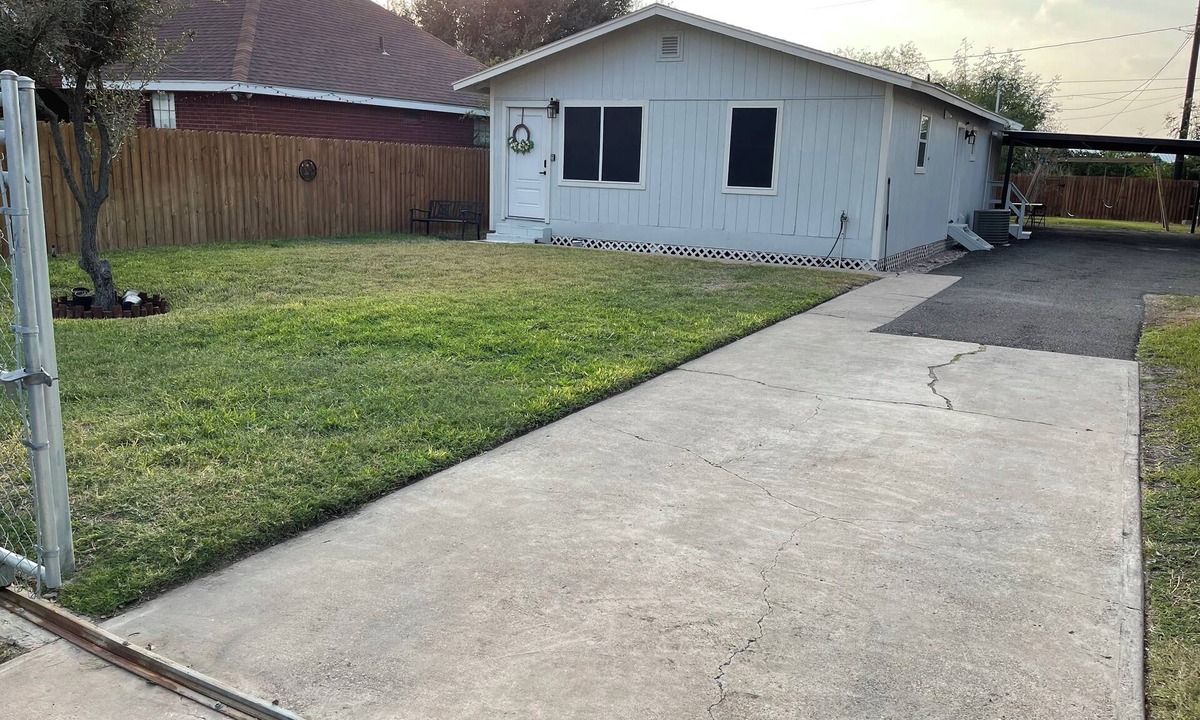 Mission House | Cozy 3-bedroom house in beautiful Mission with 1 and 1/2 restrooms by Exp. 83.